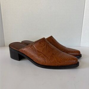 Markon women’s brown tooled leather mules‎